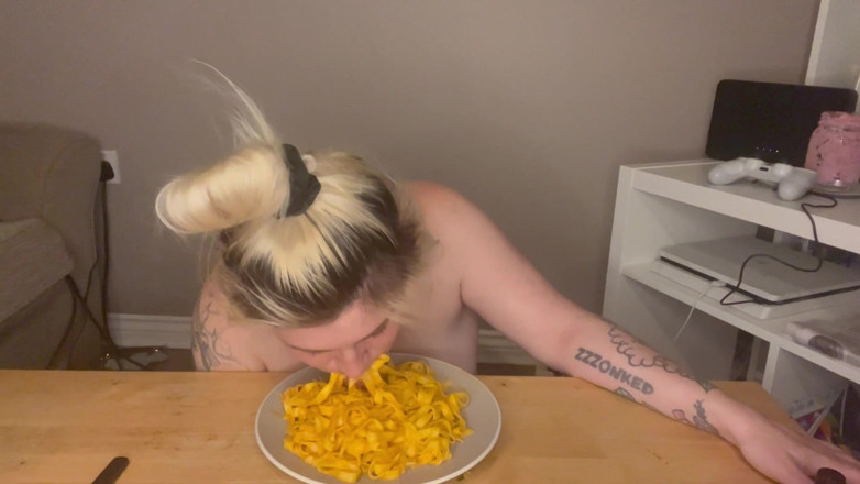 EeveeXo: No Hands Messy Pasta Mukbang