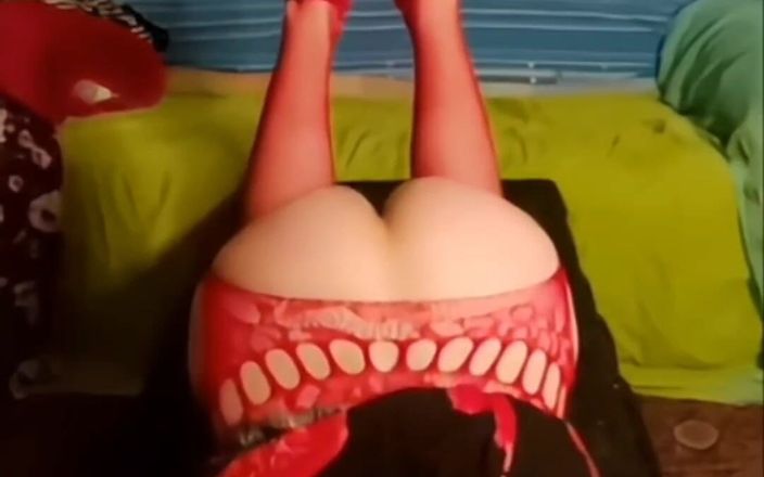 Lizzaal ZZ: Brincando com meu body vermelho e gozando com meu vibrador...