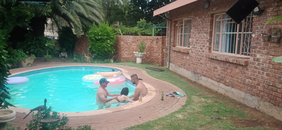 Bigjoefuckalott: Cewek sange ini ngentot sama 2 kontol sekalian!