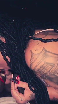 Khloe Lynn белая девушка с большой шикарной задницей tatted трахается на улице в Hellcat