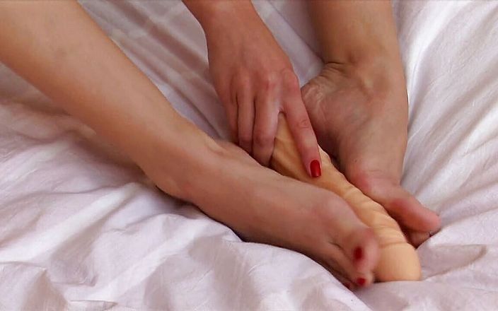 Radical pictures: सेक्सी कमसिन अपने पैरों से डिल्डो के साथ खेलती है