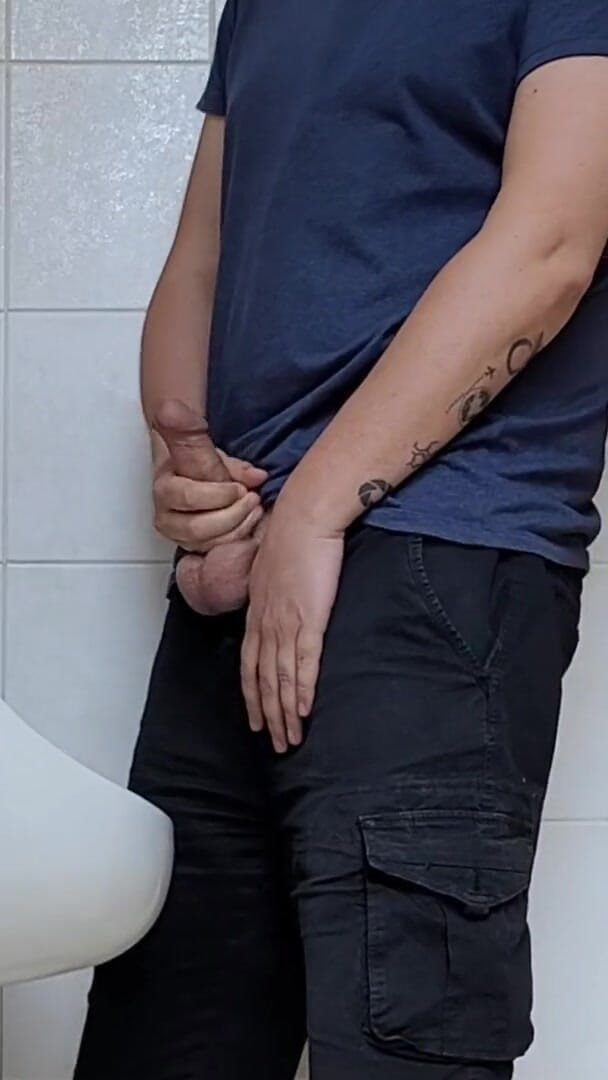 Wanker forever: Un mec se branle dans des toilettes publiques. J'ai failli...