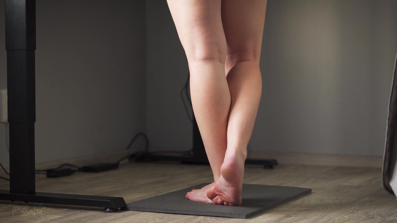 Teasecombo 4K: Kijken naar tienerkalveren bij een staand bureau