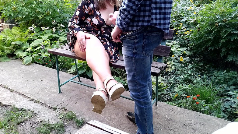 OurFetishLife: Nádherná dostane sperma na své nádherné holé nohy