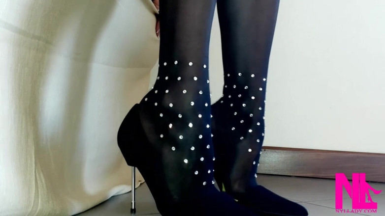 Nyllady: Ciondola sensuale e seducente in collant black wolford e décolleté...