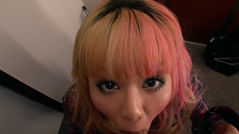 Pure Japanese adult video ( JAV): Blonde Japanse babe spuit en pijpt een grote pik pov...