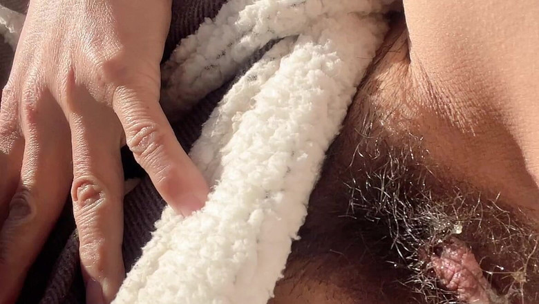 sweethanajapanese: Pisciare figa nel freddo all'aperto