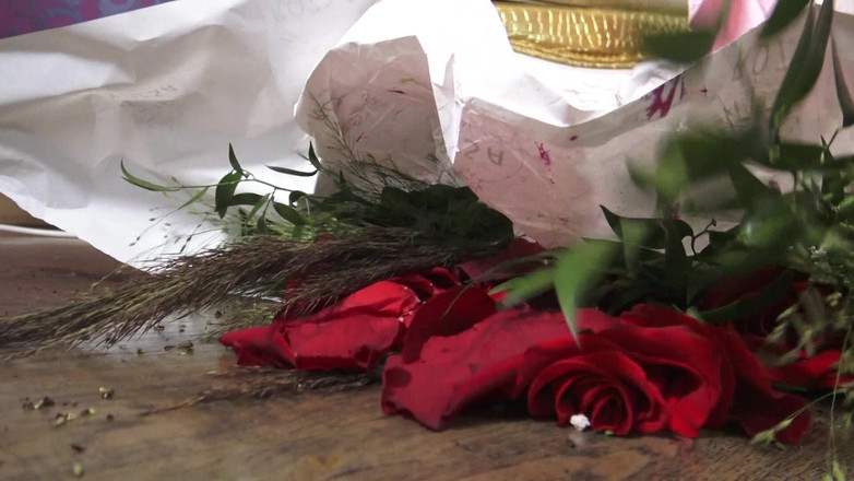 Solo Austria: Den bortskämda prinsessan krossar rosorna och chokladen från sin slav...