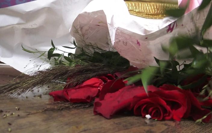 Solo Austria: बिगड़ी हुई राजकुमारी अपने गुलाम प्रशंसक के गुलाब और चॉकलेट को कुचल देती है!