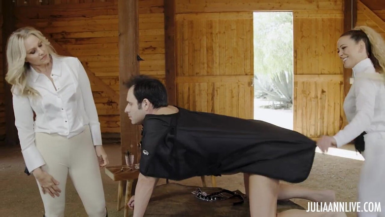 Julia Ann: Julia Ann Pony otrokyně ošukaná a pro lubrikovaná v kůlně