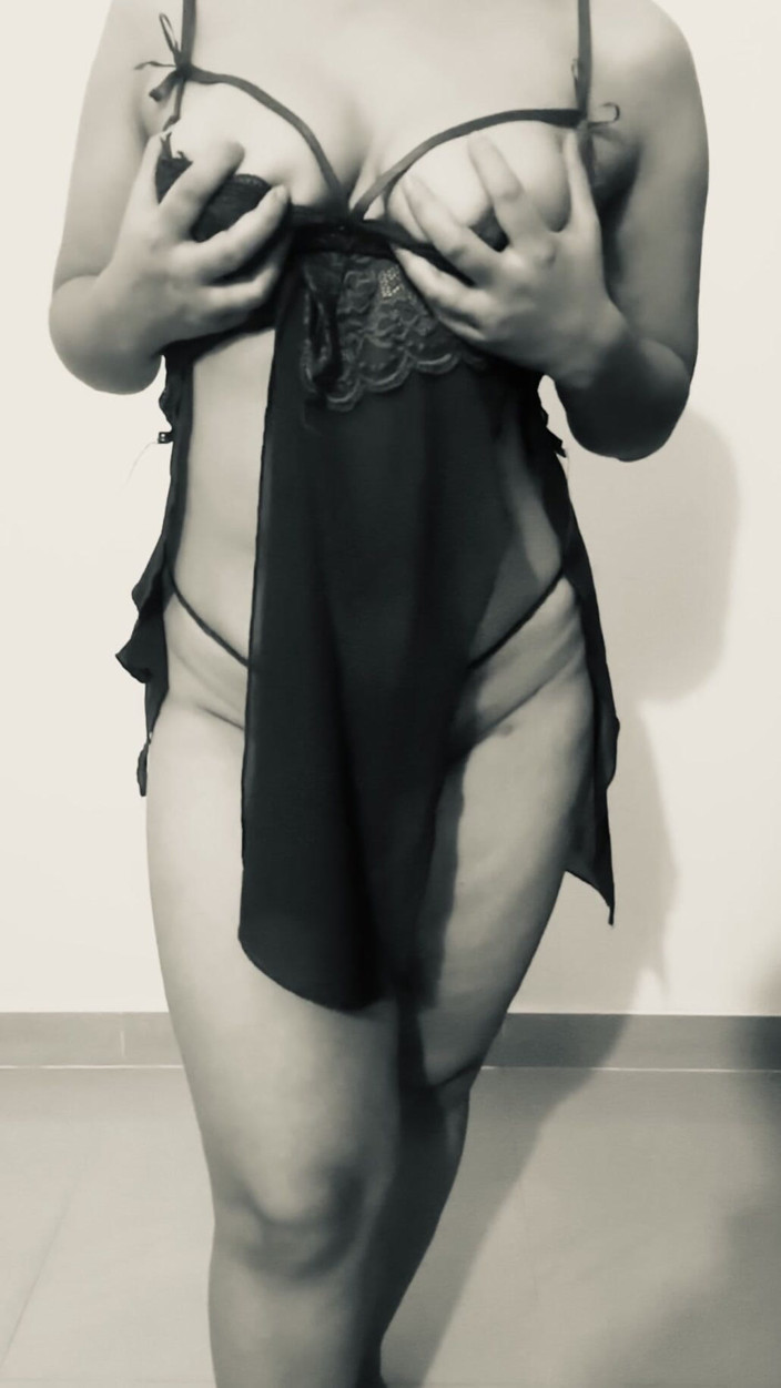 Foxxy_babe: Girlfriend Cheats and Masturbate for BF’s Friends