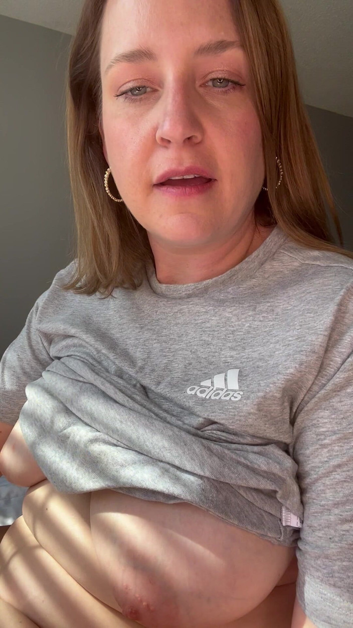 Avril Showers: MiLF demo l'orgasmo clitoride con il guanto in lattice