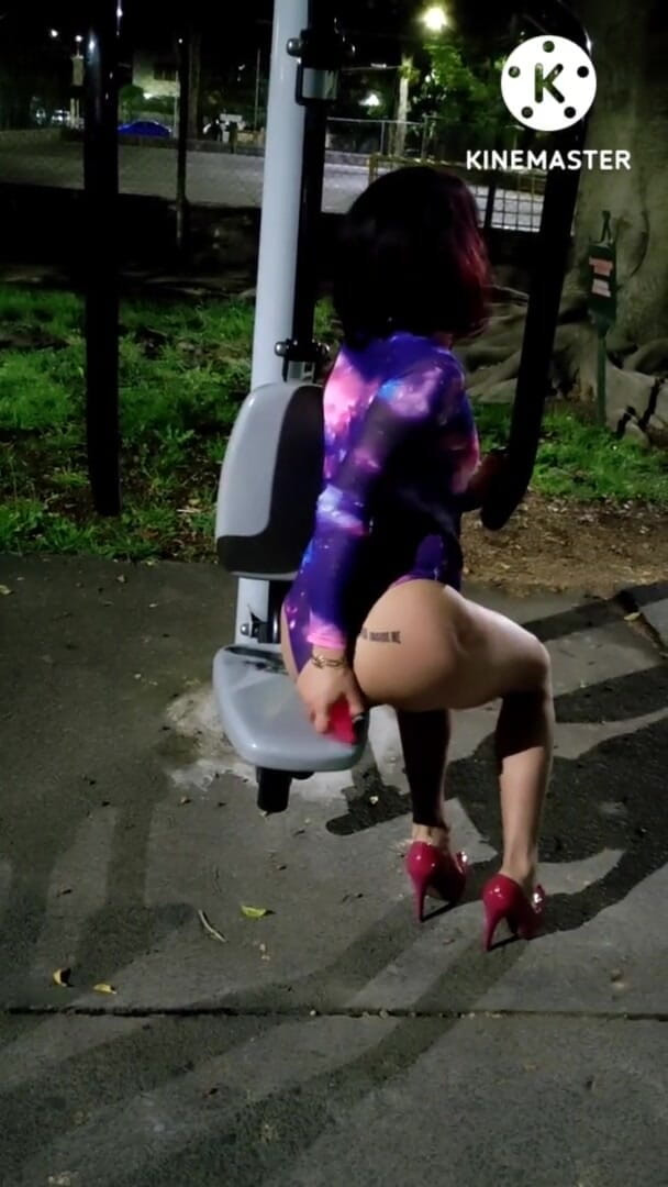 Traviezisha: Sissy tập thể dục (lỗ đít của cô ấy) trong phòng tập thể...