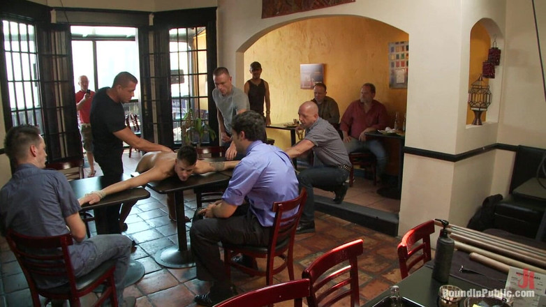 Bound in public: Khách quen nhà hàng đụ một người phục vụ xấu và...