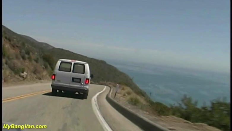 My Bang Van: Magra MILF rimorchiata dalla spiaggia per bangvan DP