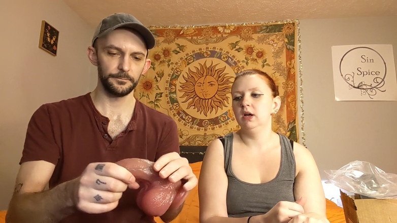 Sin Spice by Sophia Sinclair and Jasper Spice: Logyny Horkable Skin Sací pohár dildo rozbalení a masturbace