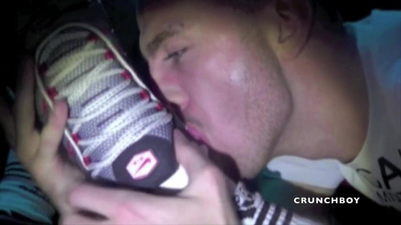 Sneaker gay: Poddanie trampek na zapleczu przez łuszczącego się chłopca