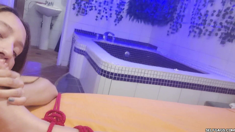 Selfgags Latina Bondage: Check-in para Kink - Parte 1: Spreadeagle Bondage Foot Worship