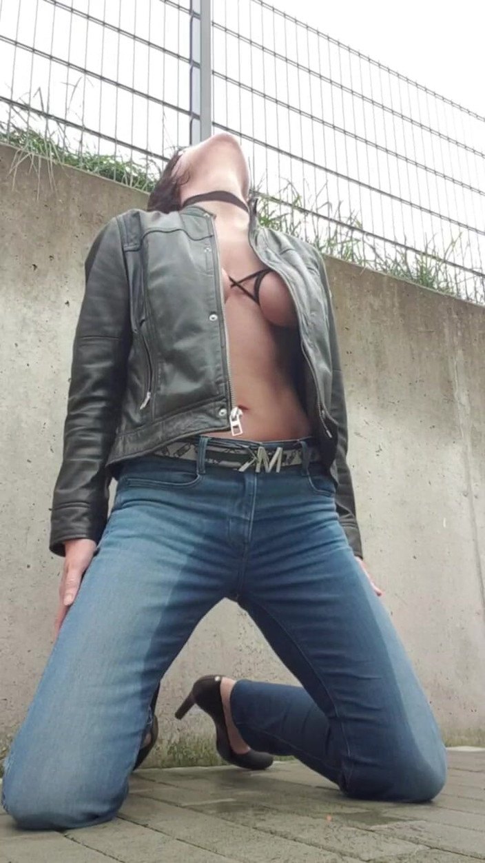JulieEroticDress: Squirta nei jeans