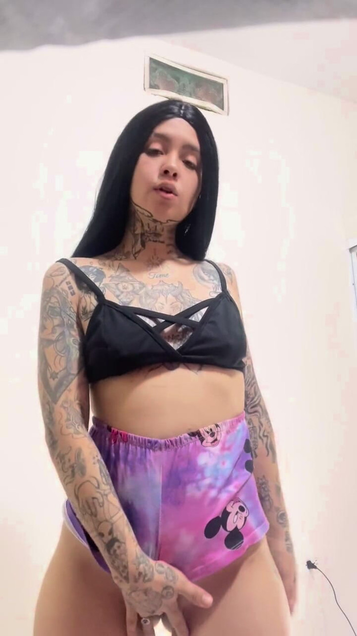 Dalyla: インクレディブル・カリフォルニアの女性が自分の部屋で演奏