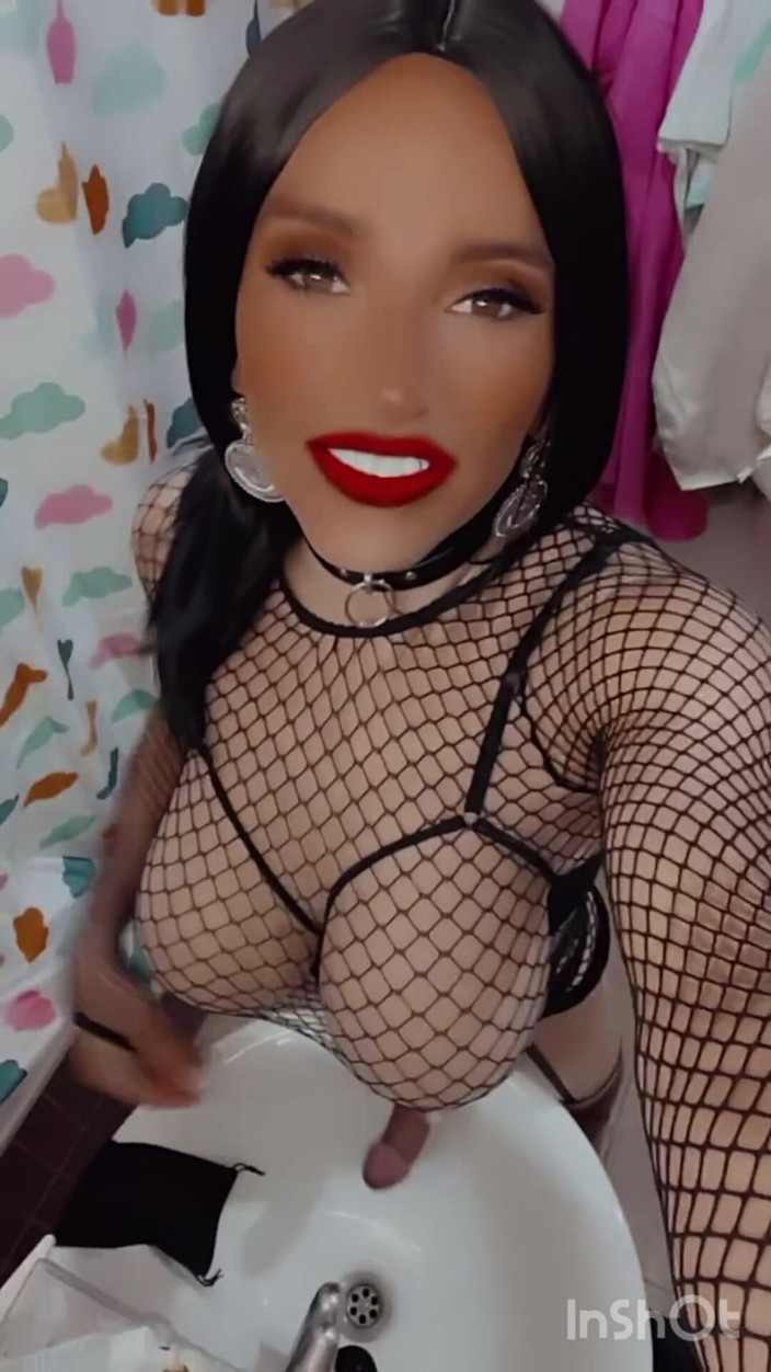 Sissy Slut Brianna: ママの膝に頭を乗せて黙って...君がびしょ濡れになって懇願するまで全部面倒見るよ