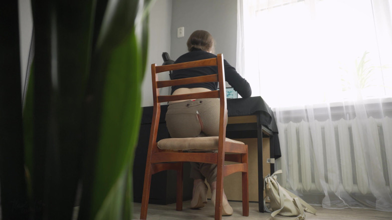 Teasecombo 4K: Peeking at Secretary Working in Ripped Pants