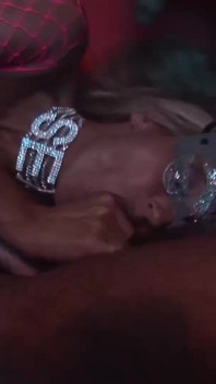 Gangbang z blond dziwką MILF