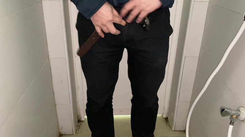 Great J: Круїз прямого офісного хлопця у брудній ванній кімнаті з вибухом крупним планом