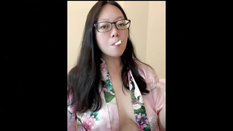 Smoking Asian: Skutečné kouření asijské dívky POV: vrací se domů do horké...