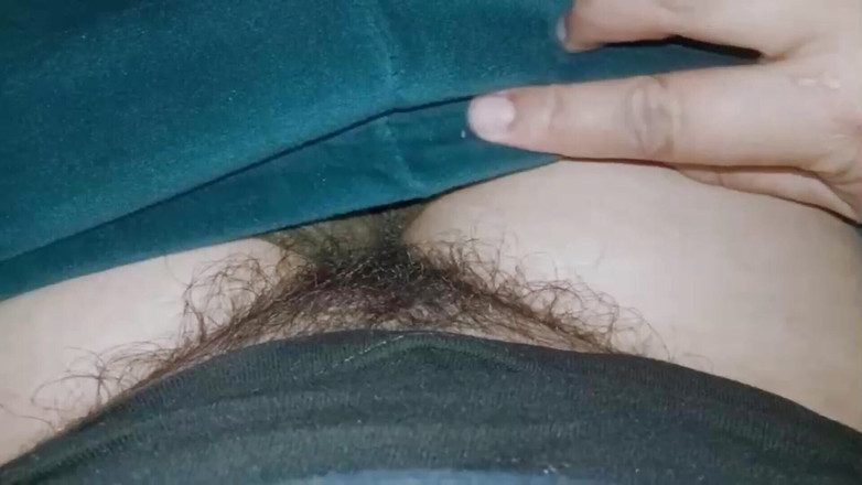 VersatileSex1: Indyjska przyrodnia siostra bawi się swoją mokrą cipką