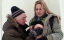 German Amateur: Mann holt blonde hure ab und fickt sie im schnee