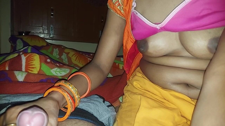 Indian Beauty: Hintli yenge ağzına boşalmak için büyük siyah yarak emiyor, net...