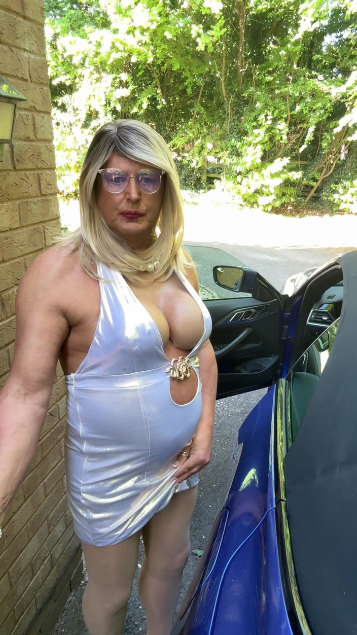 Kelly CD 2022: Sexy transvestiert kellycd2022 im glänzenden gold kleid strumpfhosen und Absätze