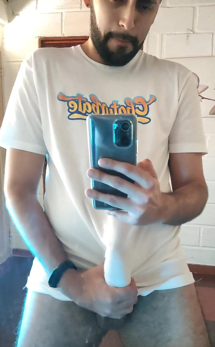 Camilo Brown: 在我的白色T恤上撸管并射精