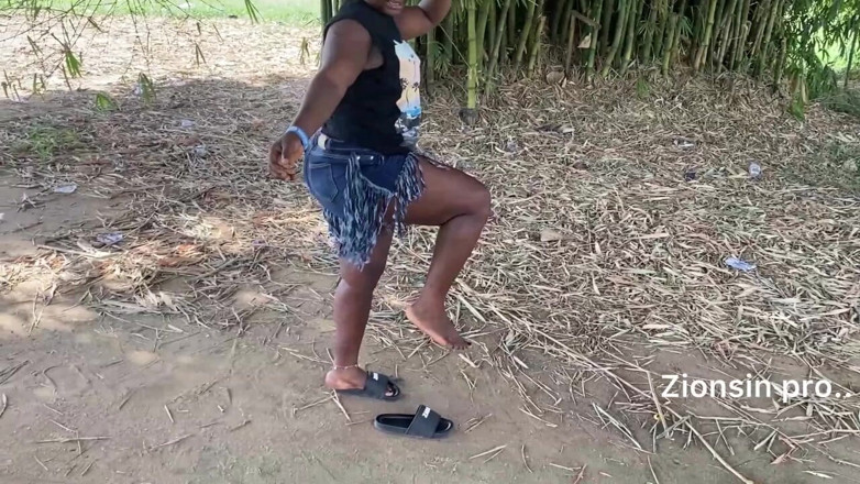 Zion: Negresă africană sexy fată dansează în public cu râs