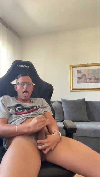 Twinkboy82: Schattige Duitse twink trekt zich af en komt klaar op...