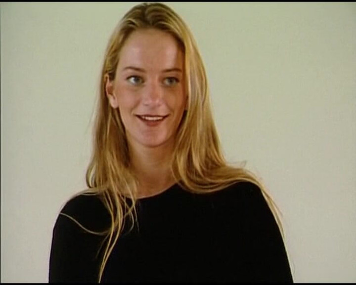 Deutsche Madchen: 독일 출신의 고급 창녀가 완벽한 옷을 벗고 란제리를 입고 있어