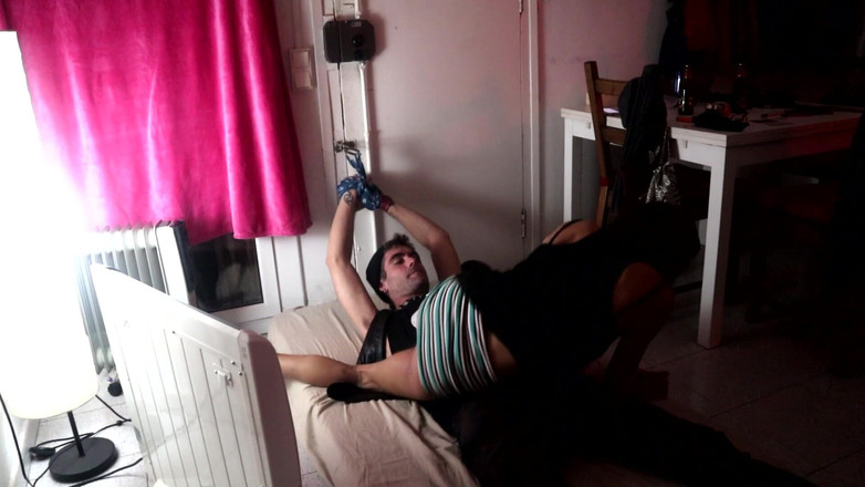 Magia Rosa: Pasangan amatir lagi asik main game di ruang tamu