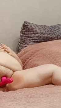 Soused masturbuje velkou kundičku k orgasmu