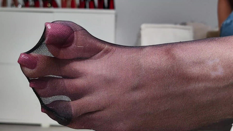 Goddess Lena: Nylon kousen, spijkerbroeken en muilezels