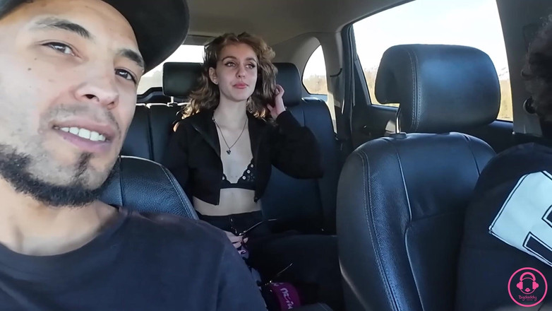 Bigdaddy films: 차에서 장난을 치는 휴가 중인 소녀