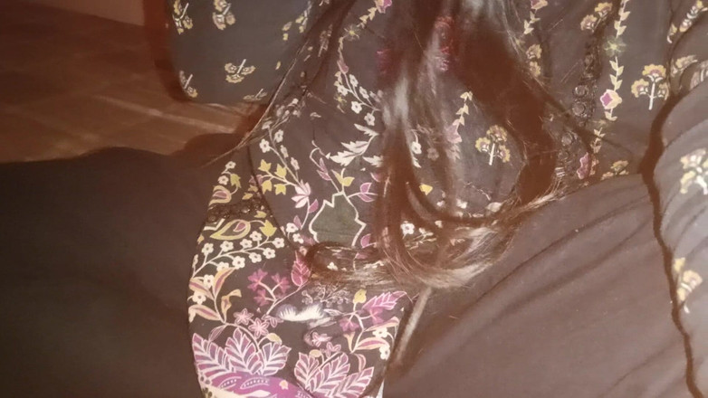 Faryal: Hôm nay tôi nhét con cặc của tôi vào miệng...