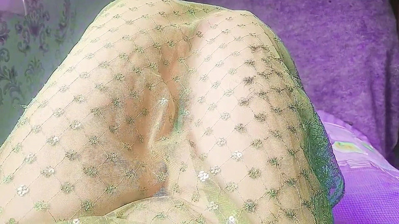 Kitty_Cross: Мила фембоя тягне негабаритний светр на голі ноги