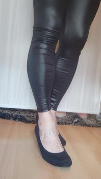 Legging Kulit Faux Hitam dan Sepatu Hak Tinggi