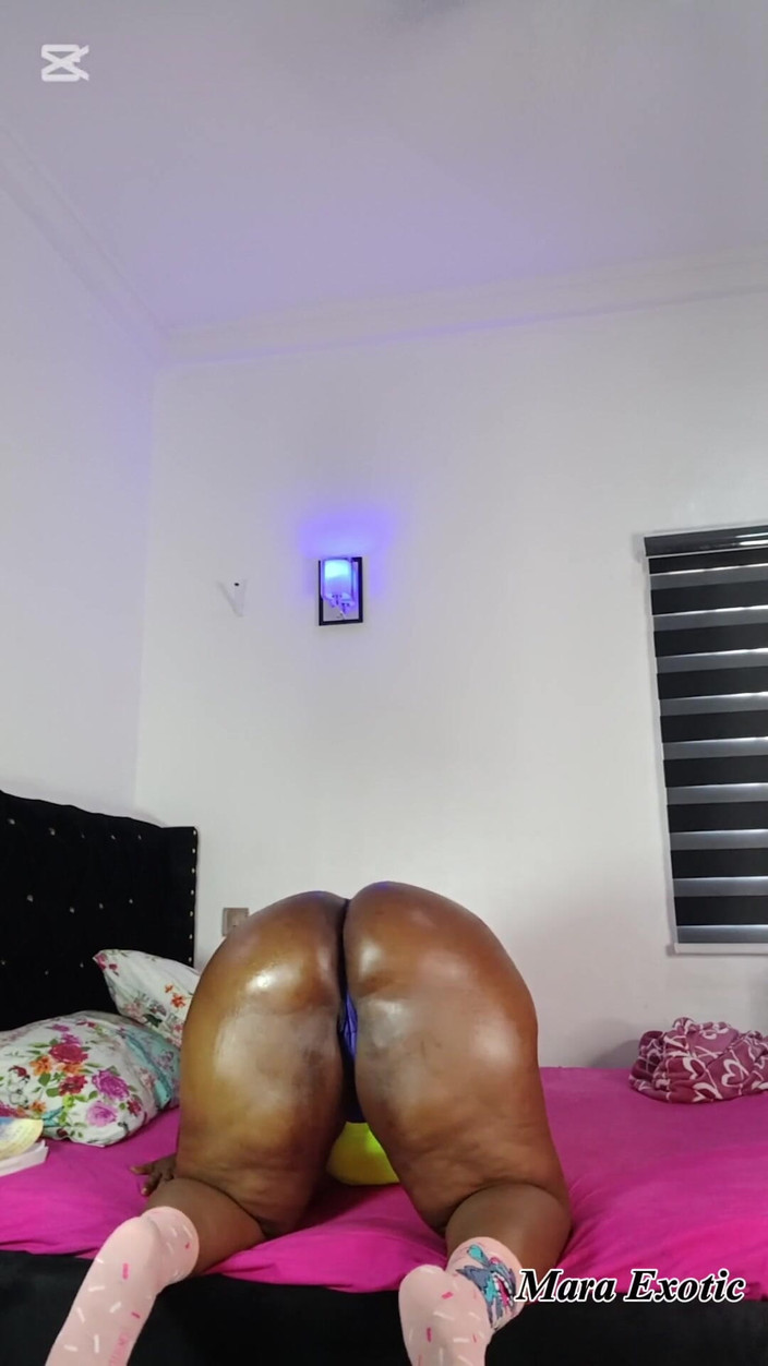 Mara Exotic: 뚱뚱한 엉덩이를 흔드는 뚱뚱한 흑누나 밀프 - Mara 이국적인