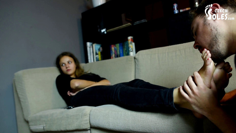 Czech Soles - foot fetish content: Menyembah kaki isteri yang jahil