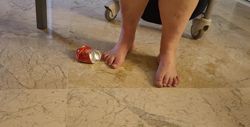 CoolMarina: Coolmarina. O femeie grasă matură cu picioare obosite are o...