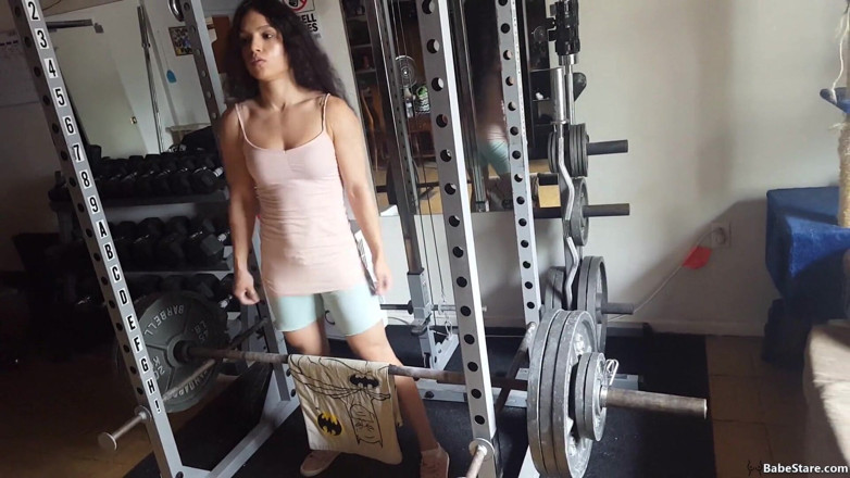 Babe Stare: Tia lifts and shows off her toned and hot body