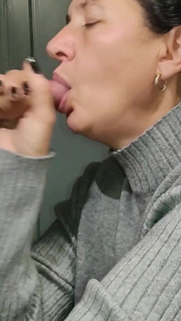 Une MILF Mature Suce Et Se Fait Éjaculer Dans La Bouche