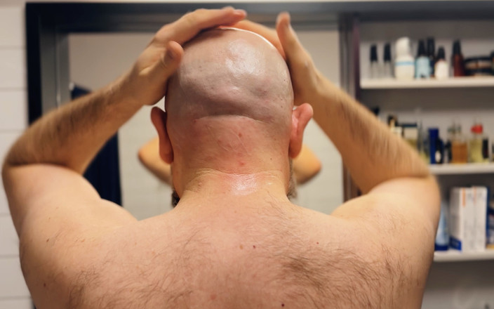 Beardedcummer: Botak Baru Bercukur dan Beribadah